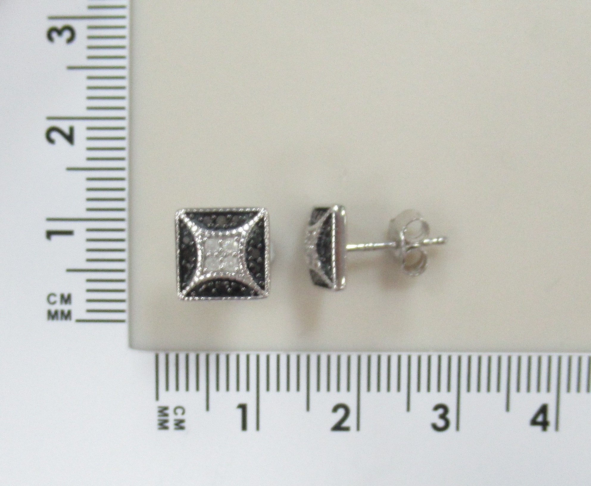 Серебряные серьги-пусеты с бриллиантами